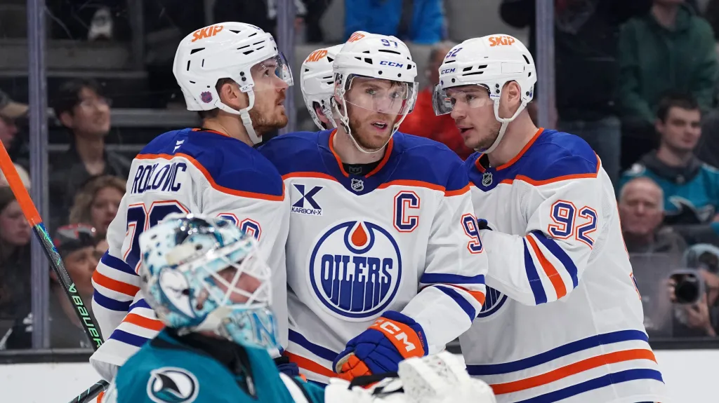 Kapitán Edmontonu Connor McDavid slaví se spoluhráči z Oilers