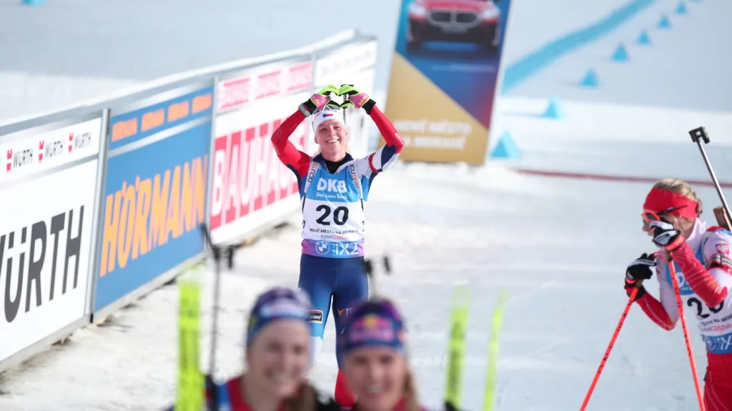 Markéta Davidová v cíli závodu s hromadným startem na MS