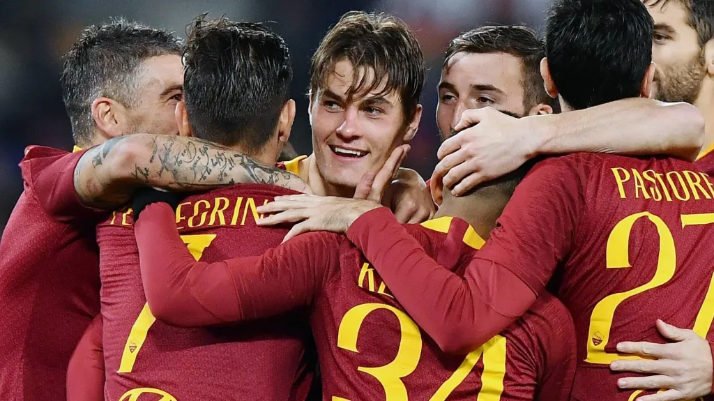 Patrik Schick (uprostřed) se raduje se spoluhráči z AS Řím z gólu