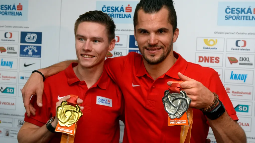Zleva Pavel Maslák se zlatou medailí z HMS a Jakub Holuša se stříbrnou medailí