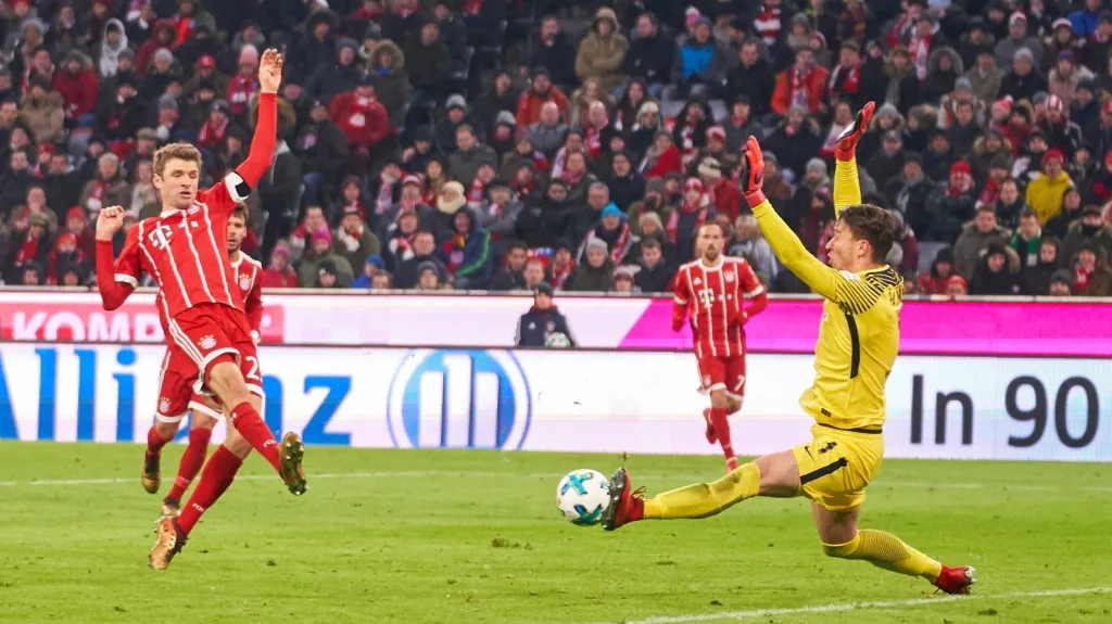 Thomas Müller překonává Jiřího Pavlenku