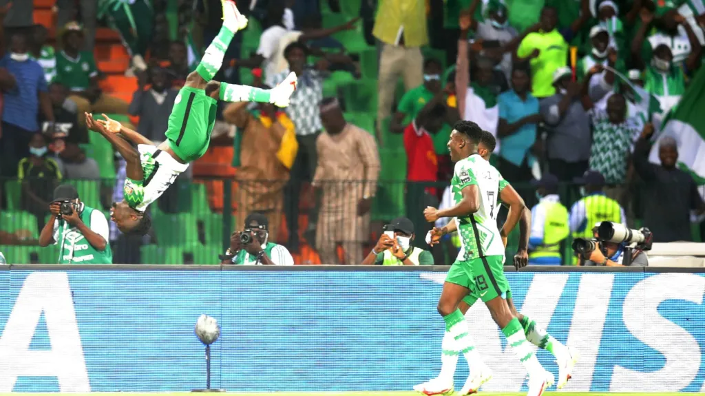 Moses Simon z Nigérie (vlevo) oslavuje gól