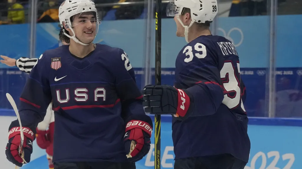 Sean Farrell přijímá gratulaci spoluhráče Bena Meyerse