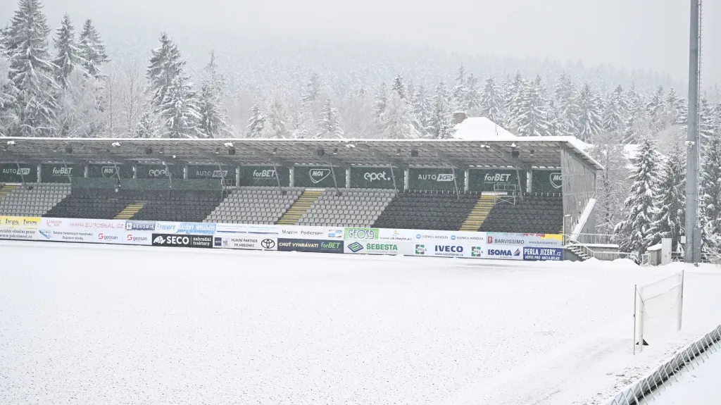 Zasněžený fotbalový stadion v Jablonci nad Nisou