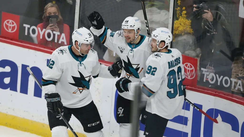 Tomáš Hertl slaví spolu s rekordmanem Patrickem Marleau