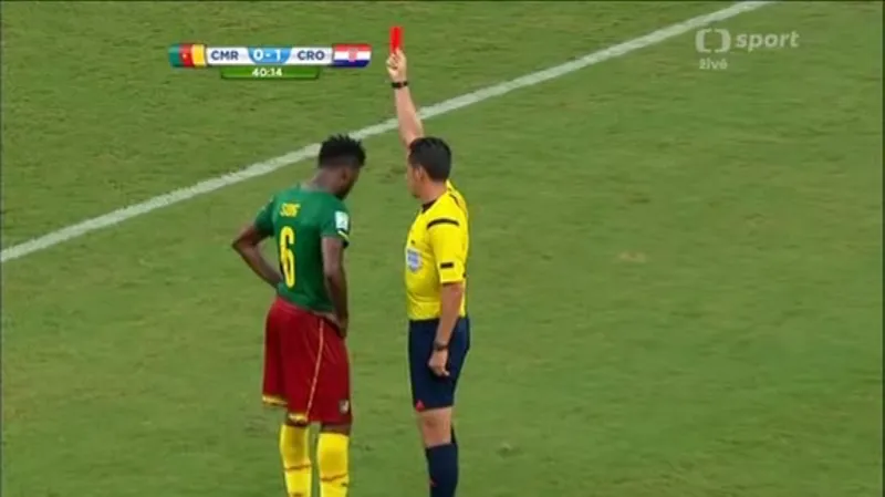 Song viděl za zbytečný úder loktem červenou kartu (40. min.)