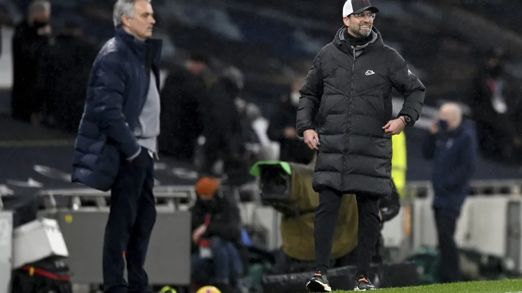 Trenér Liverpoolu Jürgen Klopp (vpravo) se usmívá v zápase s Tottenhamem