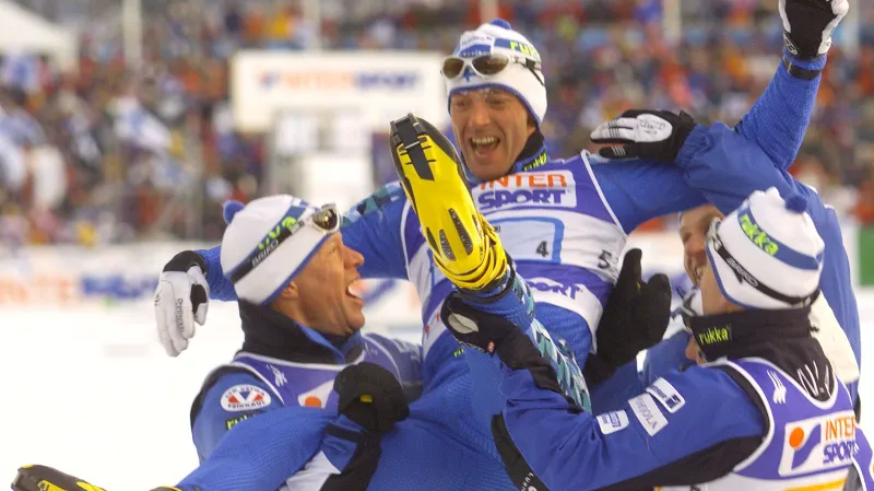 Mika Myllylä slaví s kolegy ze štafety zlato v Lahti