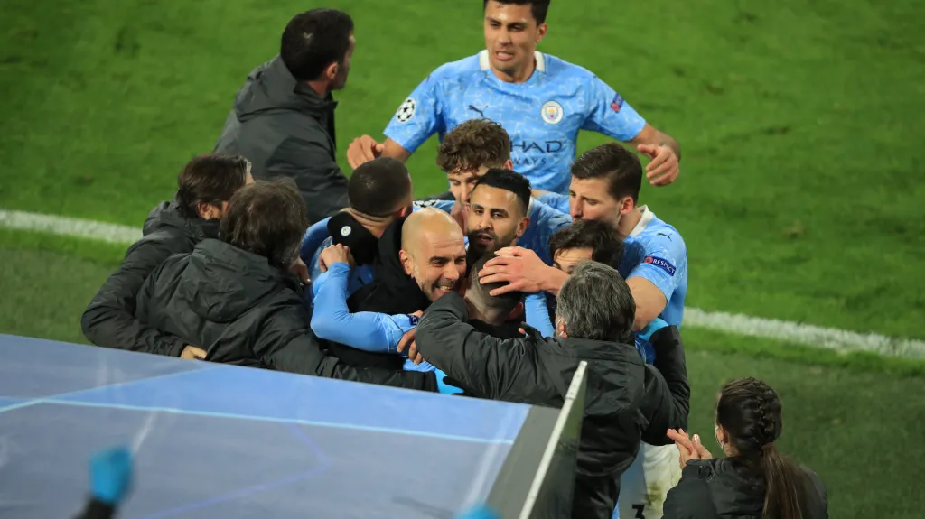 Fotbalisté a realizační tým Manchesteru City oslavují gól