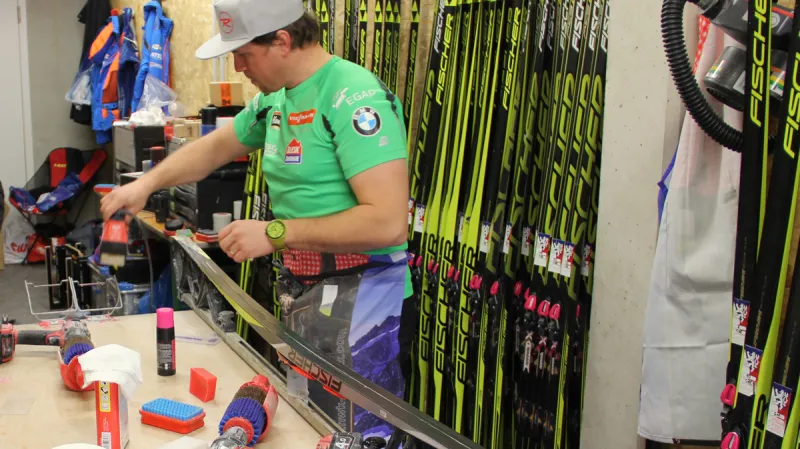 Zatímco závodníci ještě spí, v servisní buňce se pracuje od páté ranní