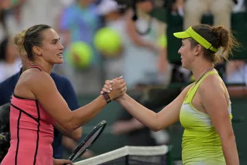 Linda Nosková gratuluje Aryně Sabalenkové k vítězství