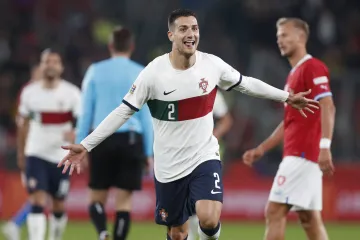 Portugalec Diogo Dalot oslavuje gól v Edenu