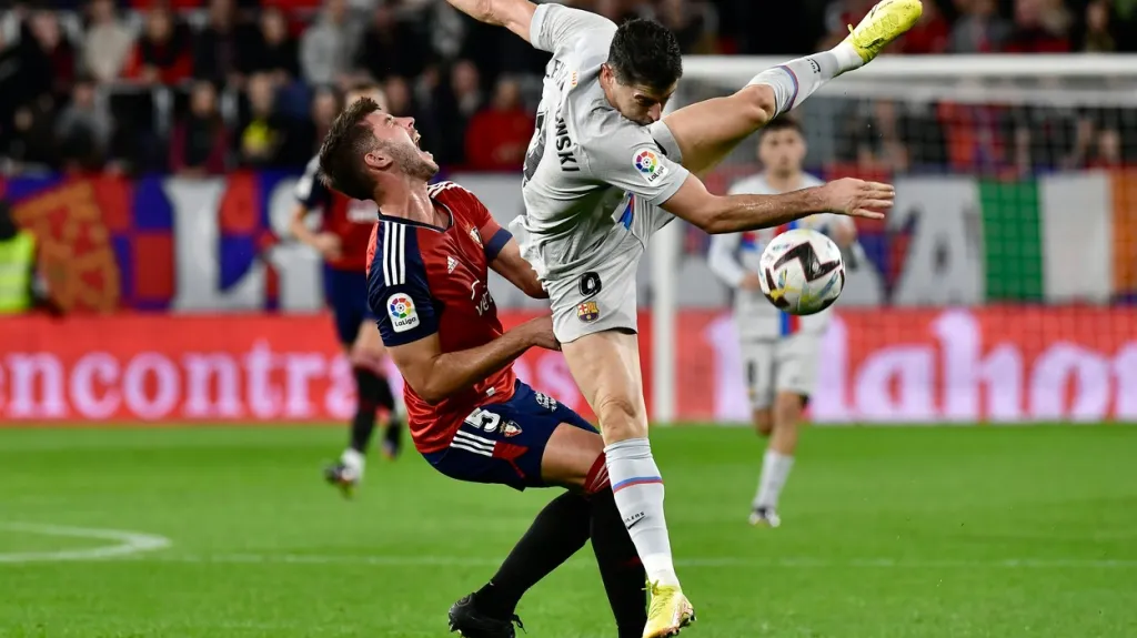Robert Lewandowski nešetrně atakoval protihráče v utkání Barcelony s Osasunou