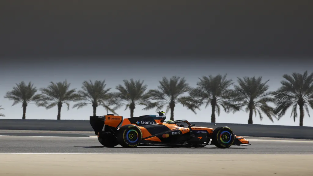 Obhájce titulu Lando Norris během testů v Sáchiru