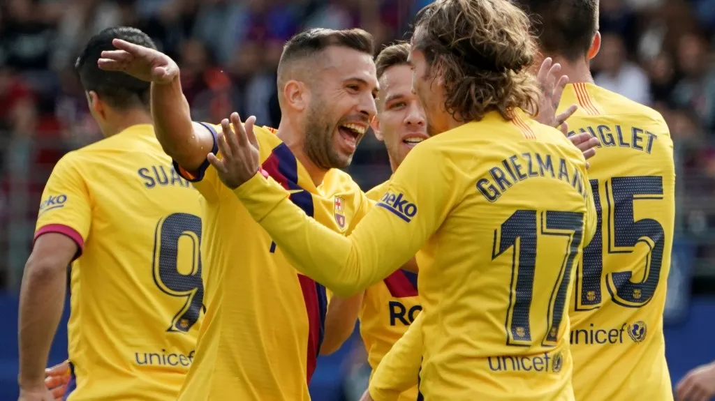 Fotbalisté FC Barcelona se radují z gólu 