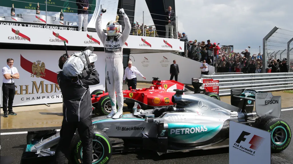 Slavící Lewis Hamilton