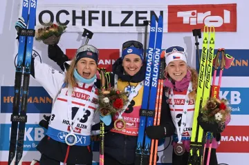 Markéta Davidová na stupních vítězů v Hochfilzenu