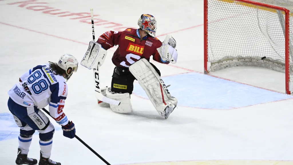 Peter Mueller z Komety překonává Alexandra Saláka ze Sparty