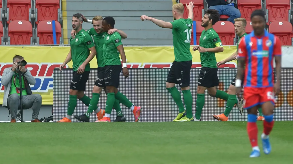 Fotbalisté Příbrami se radují z gólu v síti Plzně