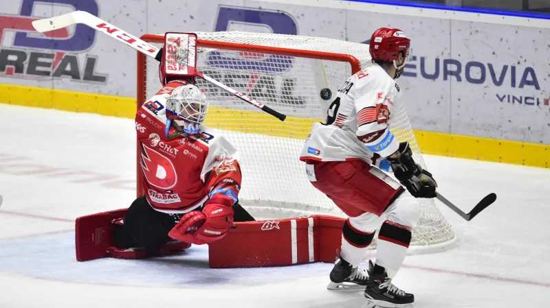 Vladimír Růžička skóruje proti Pardubicím