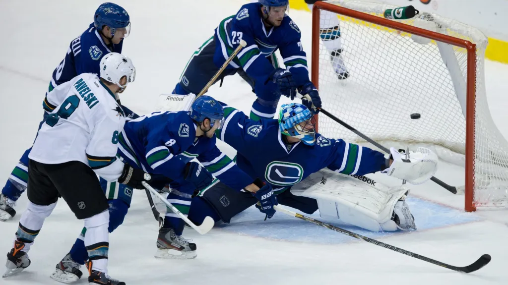 Hertlova střela končí v síti Canucks