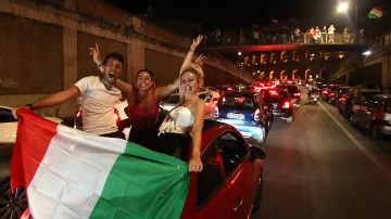 Italové od Milána po Palermo slavili triumf v ulicích i fontánách