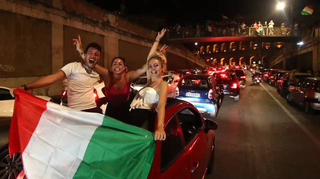 Italové od Milána po Palermo slavili triumf v ulicích i fontánách