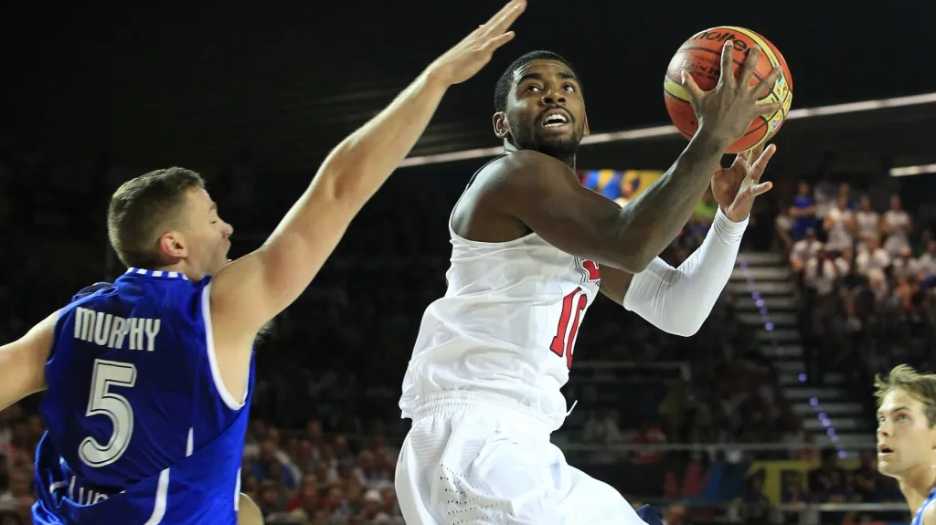 Kyrie Irving z USA v utkání proti Finsku