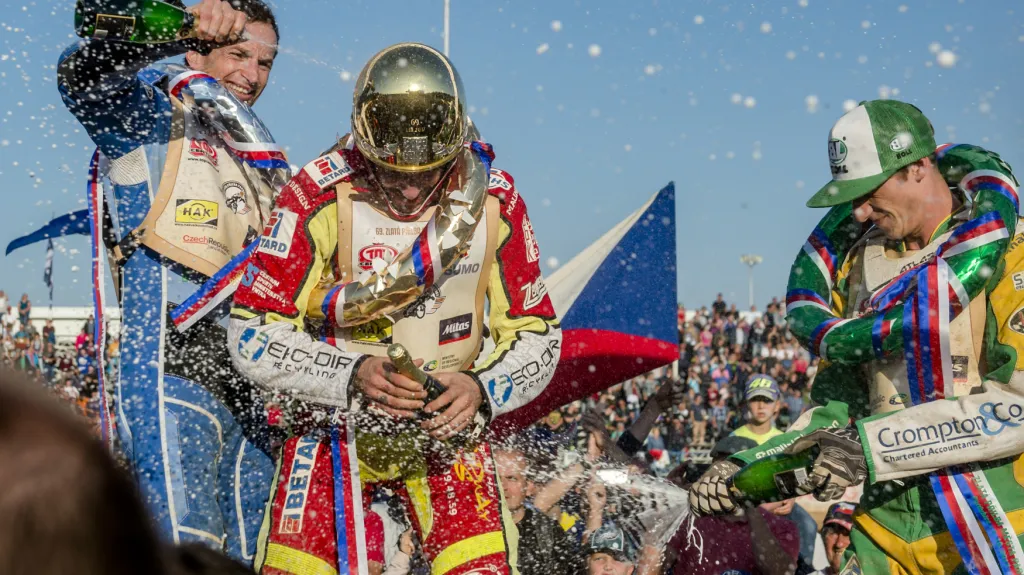 Václav Milík (uprostřed)