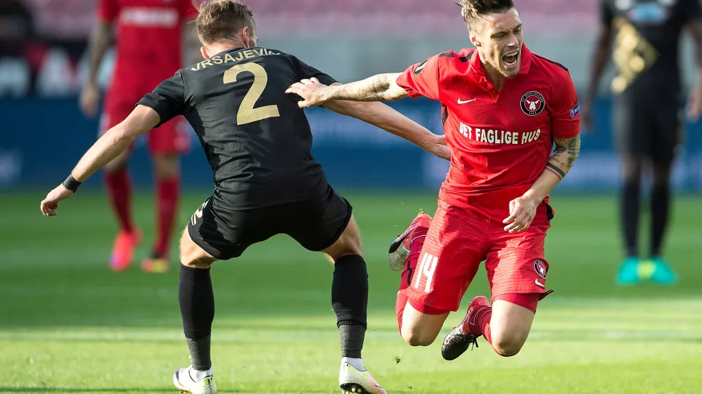 Václav Kadlec (vpravo) padá v utkání s Osmanlisporem