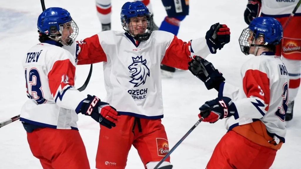 Radost mladých českých hokejistů v zápase proti Slovensku