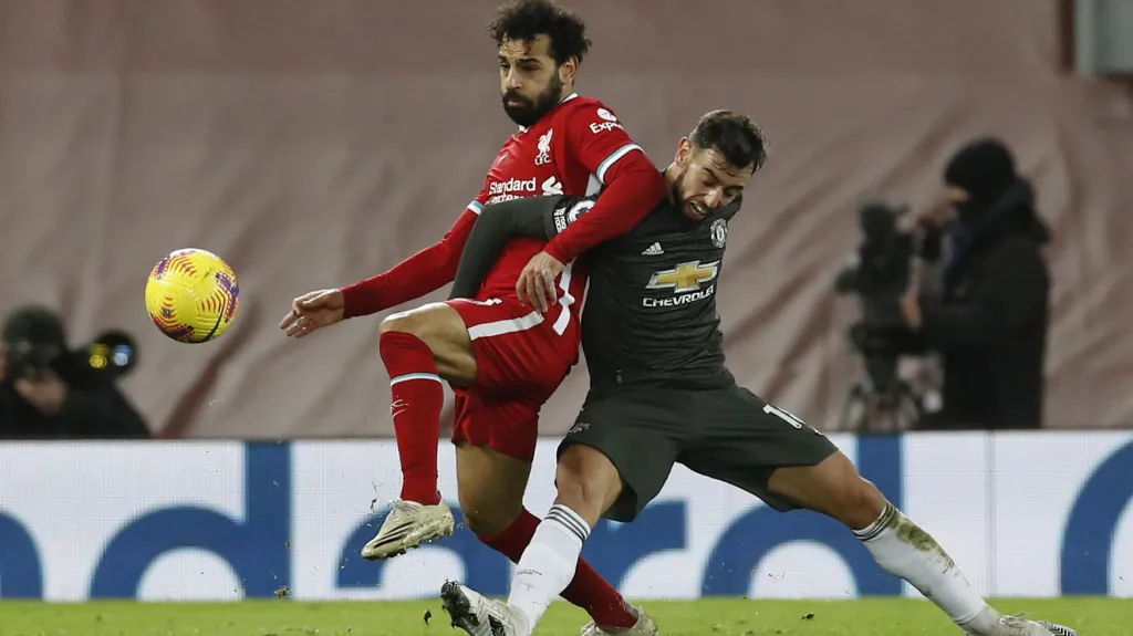 Salah v souboji s Fernandesem v duelu Liverpoolu s United