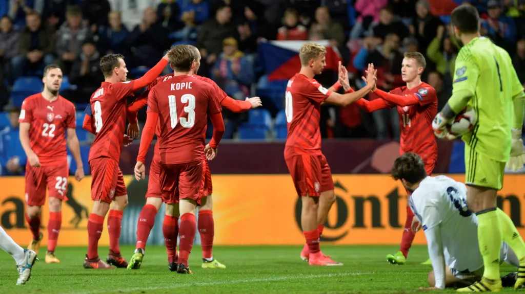 Čeští reprezentanti se radují po gólu