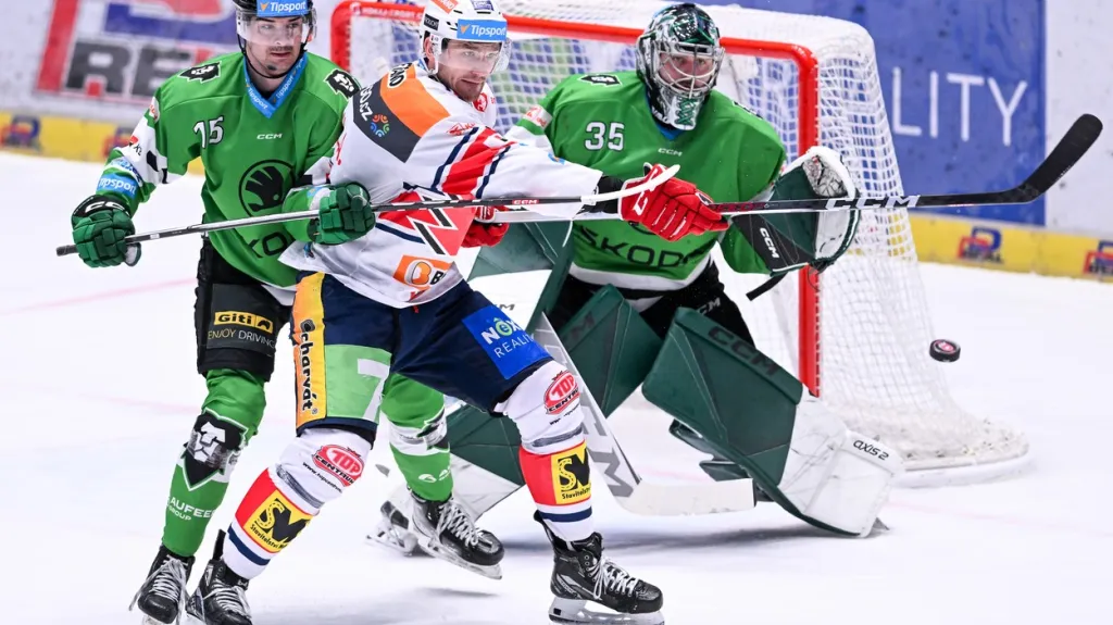 Pardubický Adam Musil se snaží tečovat před Filipem Novotným 