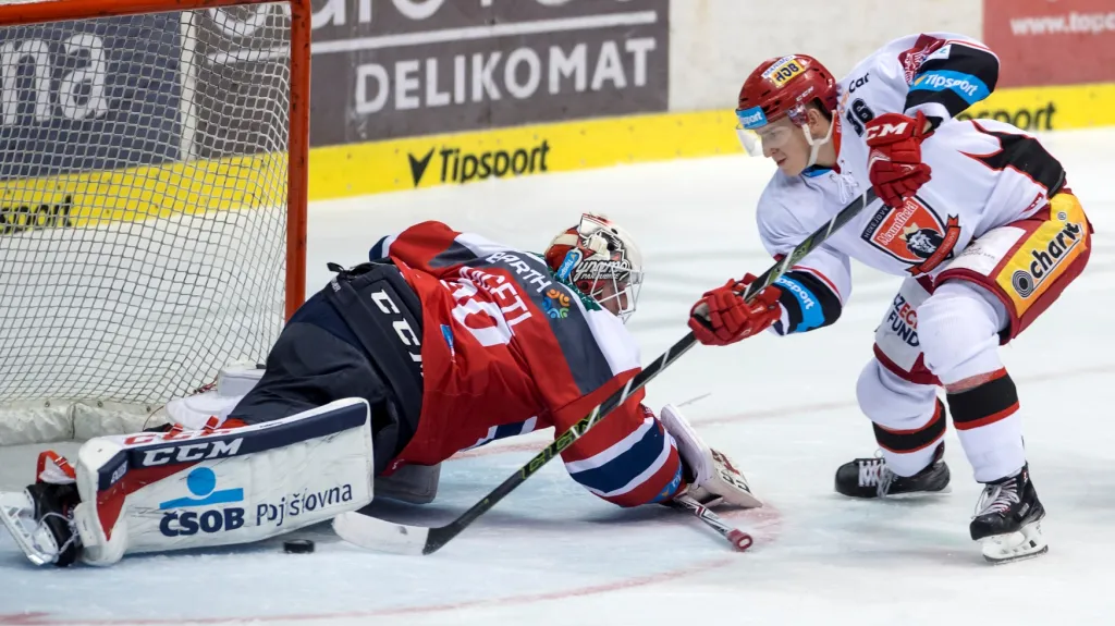 Pardubický Ondřej Kacetl se snaží zasáhnout proti Lukáši Vopelkovi z Hradce Králové