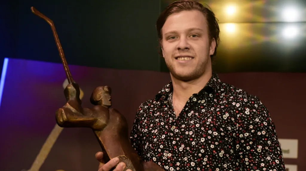 David Pastrňák s trofejí k anketě Zlatá hokejka