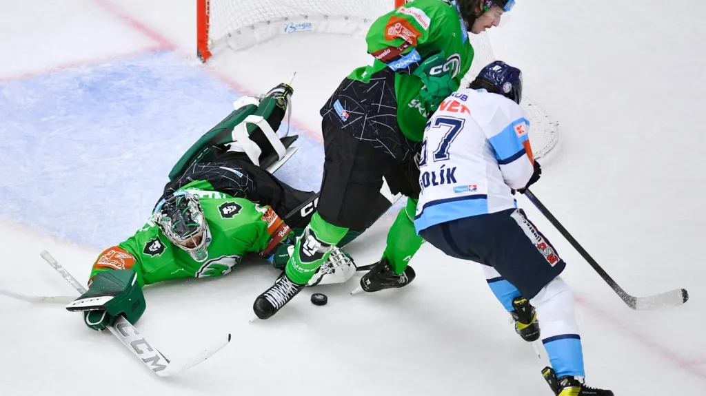 Liberecký Michael Frolík se snaží prosadit před brankou Mladé Boleslavi