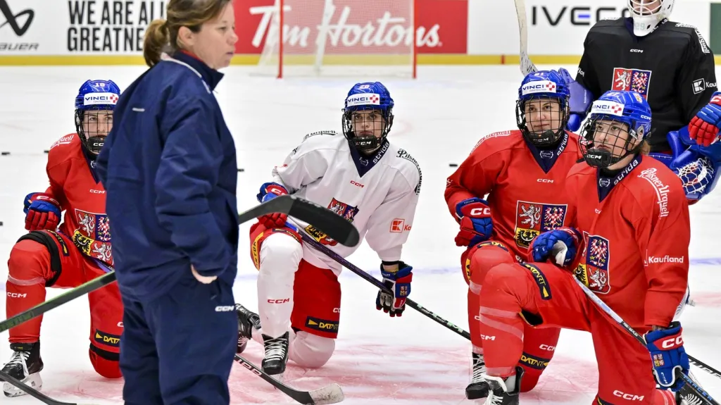 Trenérka Carla MacLeodová na tréninku českých reprezentantek