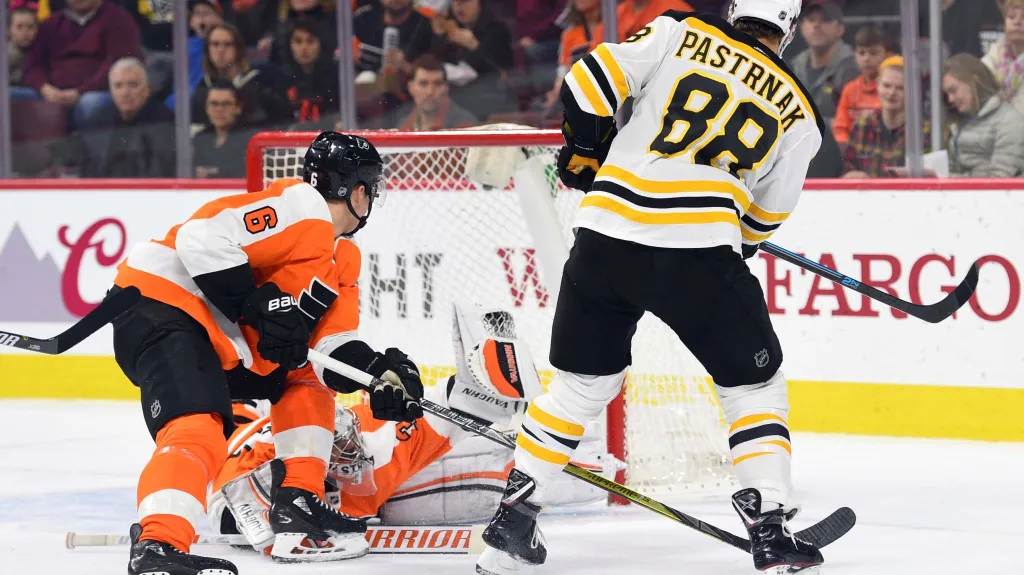 Petr Mrázek z Philadelphie chytá střelu Davida Pastrňáka z Bostonu