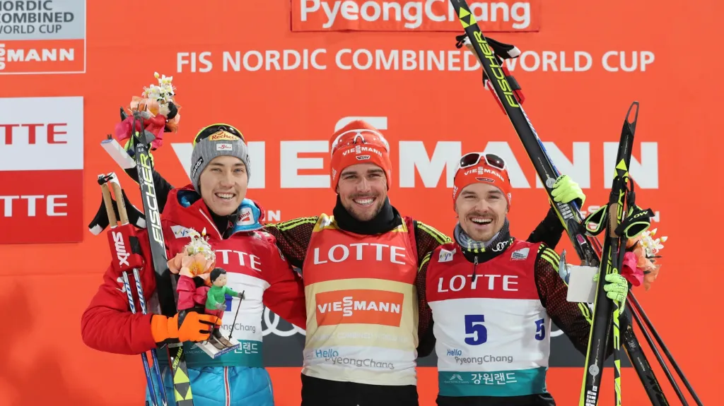 Sdruženář Johannes Rydzek (uprostřed) slaví další triumf