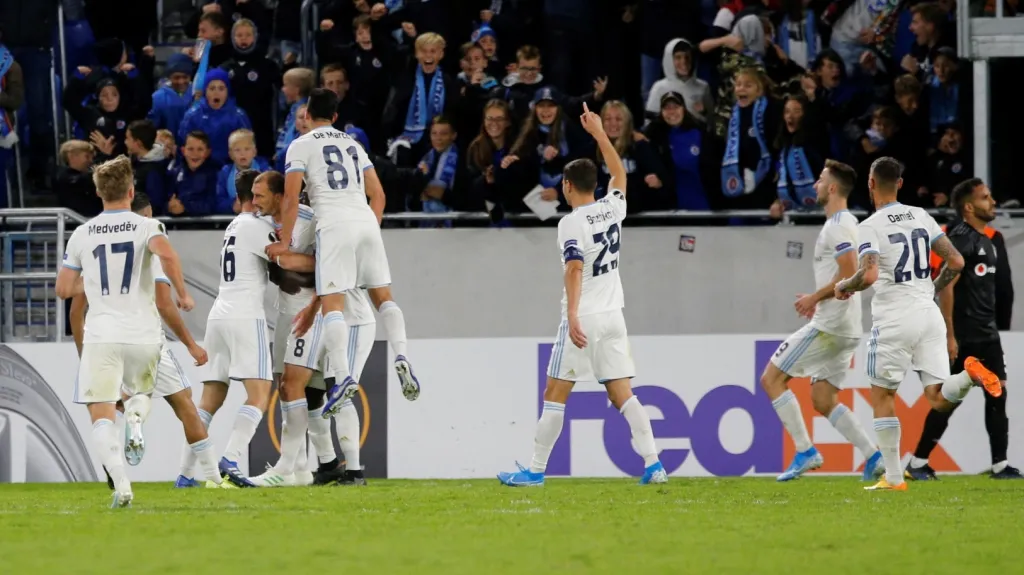 Hráči Slovanu slaví po výhře nad Besiktasem