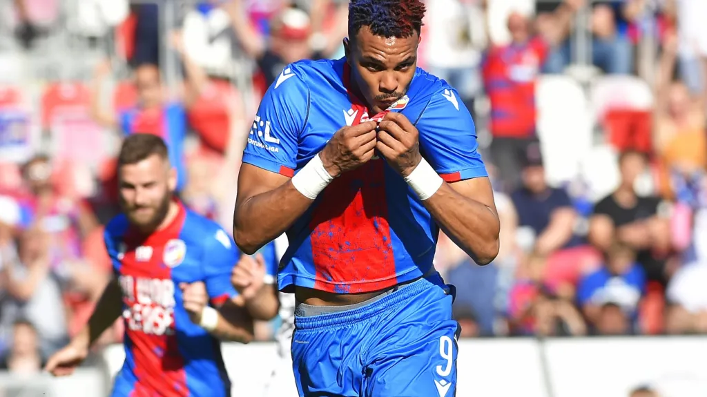 Jean-David Beauguel z Plzně se raduje z gólu