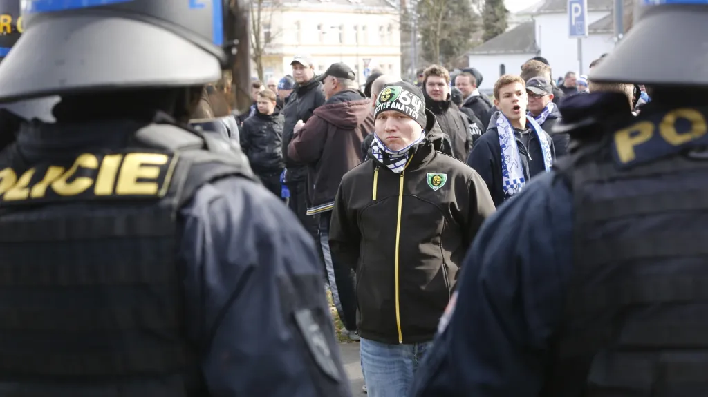 Policisté stojí proti davu fanoušků před utkáním Opava - Ostrava