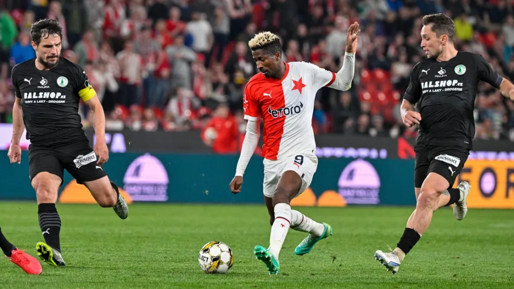 Peter Olayinka ze Slavie a Adam Jánoš z Bohemians