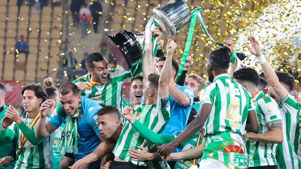 Hráči Betisu Sevilla křepčí s trofejí pro vítěze Španělského poháru