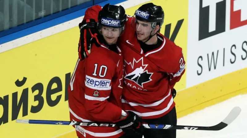 Corey Perry a John Tavares v dresu Kanady