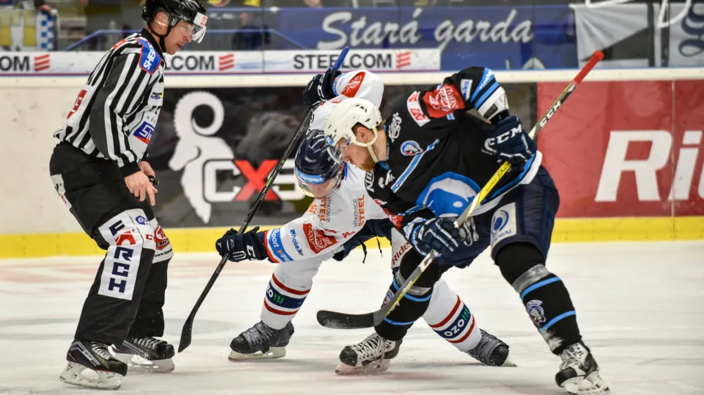 Plzeňský Jakub Lev (vpravo) v souboji s Rostislavem Oleszem z Vítkovic