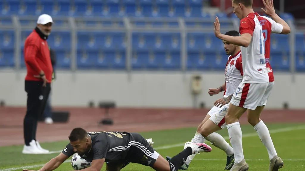 Milan Baroš z Baníku (vlevo) v ligovém utkání proti Slavii 