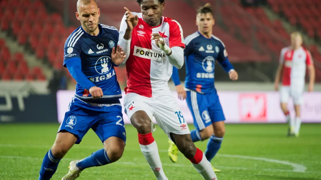 Simon Deli ze Slavie (vpravo) bojuje o míč s olomouckým Jakubem Petrem