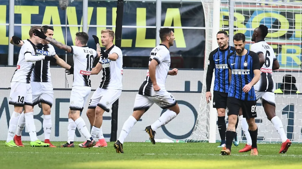 Radost fotbalistů Udinese v duelu proti Interu Milán